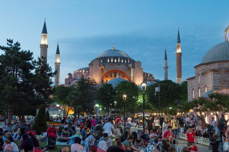 Istanbul during Ramadan (2023 Guide + Best Areas, Festivities, Hotels)